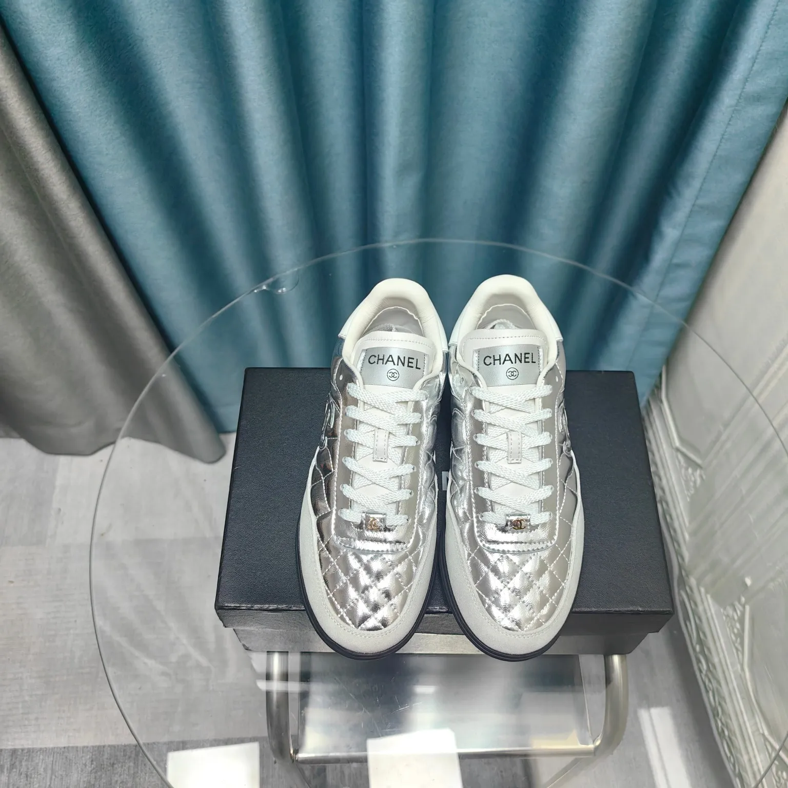 👟👟Ex-factory price 520👟👟 Chanel Chanel - 2024 counter top casual sports shoes This classic design; the upper is electro-embroidered with a variety of techniques; the outsole is fashionable and sporty; it is unusual to incorporate a variety of color matching elements... The diversified mix and match is very beautiful and versatile, casual, fashionable, sports and outdoor can be taken into account... ꫛꫀꪝ Go➫ Material: ❶Upper made of: Original imported mixed-breed sheep ❷Inside made of: original imported breathable sheepskin ❸Outsole based on: original TPU outsole Full set of boutique packaging for women 35–41